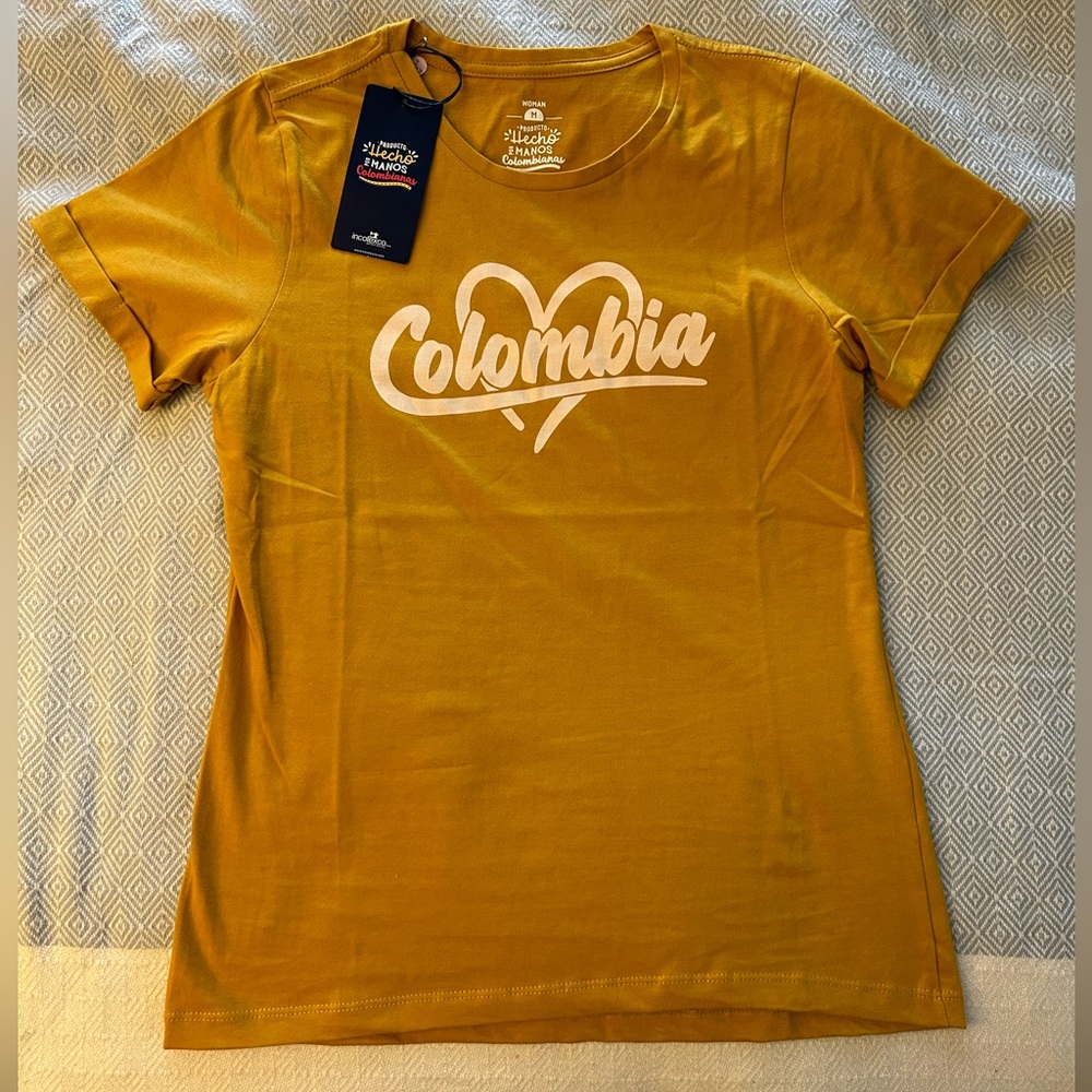 COLOMBIA - Gorgeous Women’s tshirt - size Medium 🇨🇴